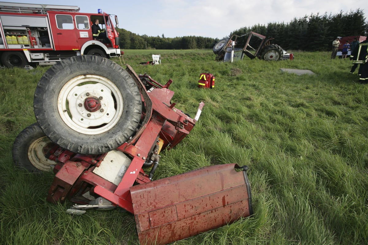 PU Maribor: 18-letnik umrl pod traktorjem