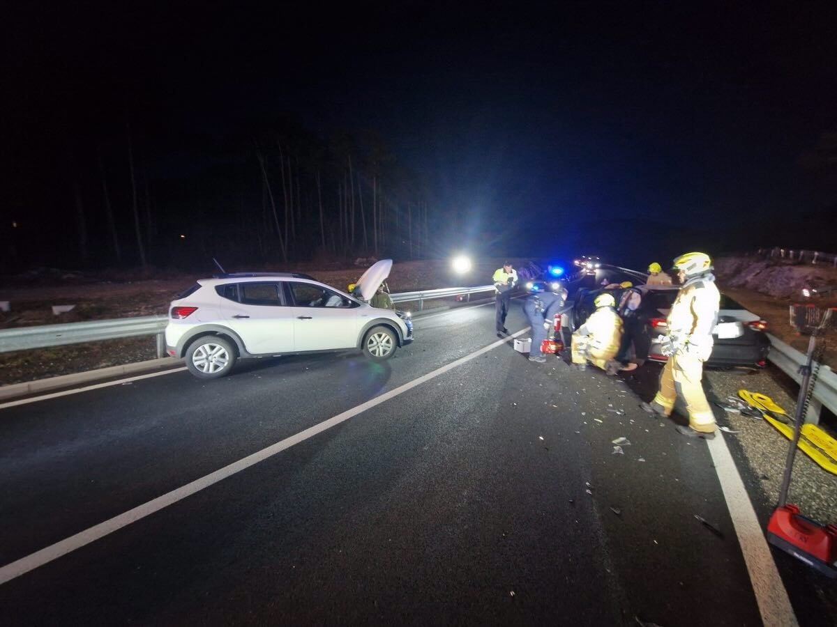 (FOTO) Zgodaj zjutraj huda prometna nesreča, voznici sta čelno trčili