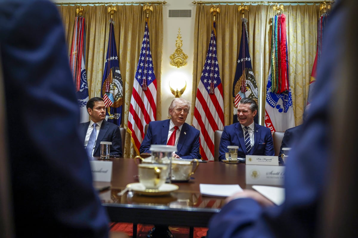 Predsednik ZDA Donald Trump ter zunanji minister Marco Rubio in minister za obrambo Pete Hegseth (desno).  

 

