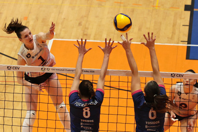 Poraz v uvodnem nizu predramil bankirke