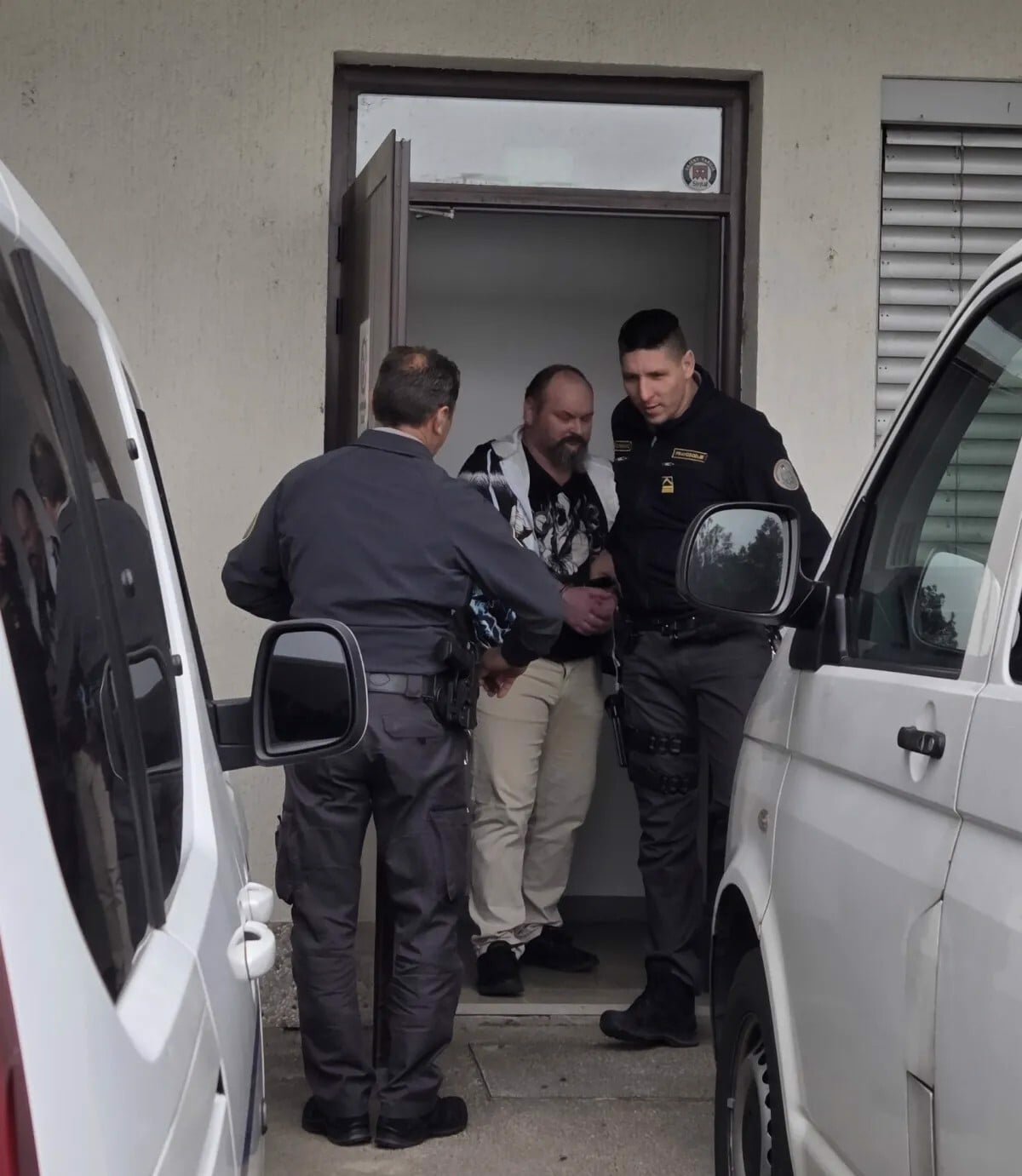 Gregor Kuret (med pravosodnima policistoma) se je po predobravnavnem naroku vrnil v pripor, v katerem je od lanskega oktobra.