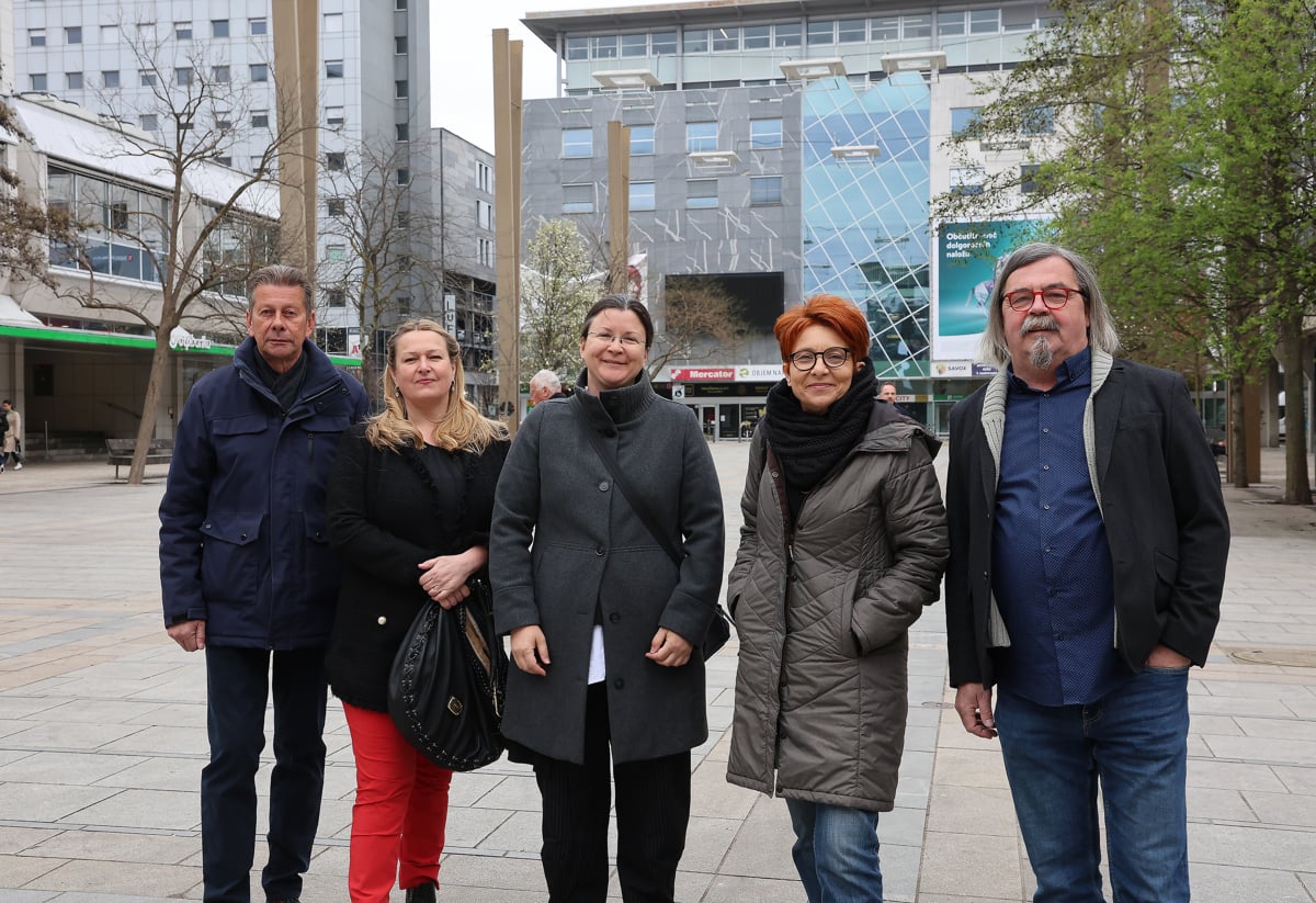 Na novo izvoljeni poslanci iz Maribora (od leve) Tomaž Lah, Lena Grgurevič, Katja Kokot, Andreja Rajbenšu in Vladimir Šega 