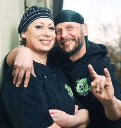 Spoznala sta se v oddaji, imela avanturo, a se nato razšla. Danes skupaj vodita veganski bistro v Ljubljani