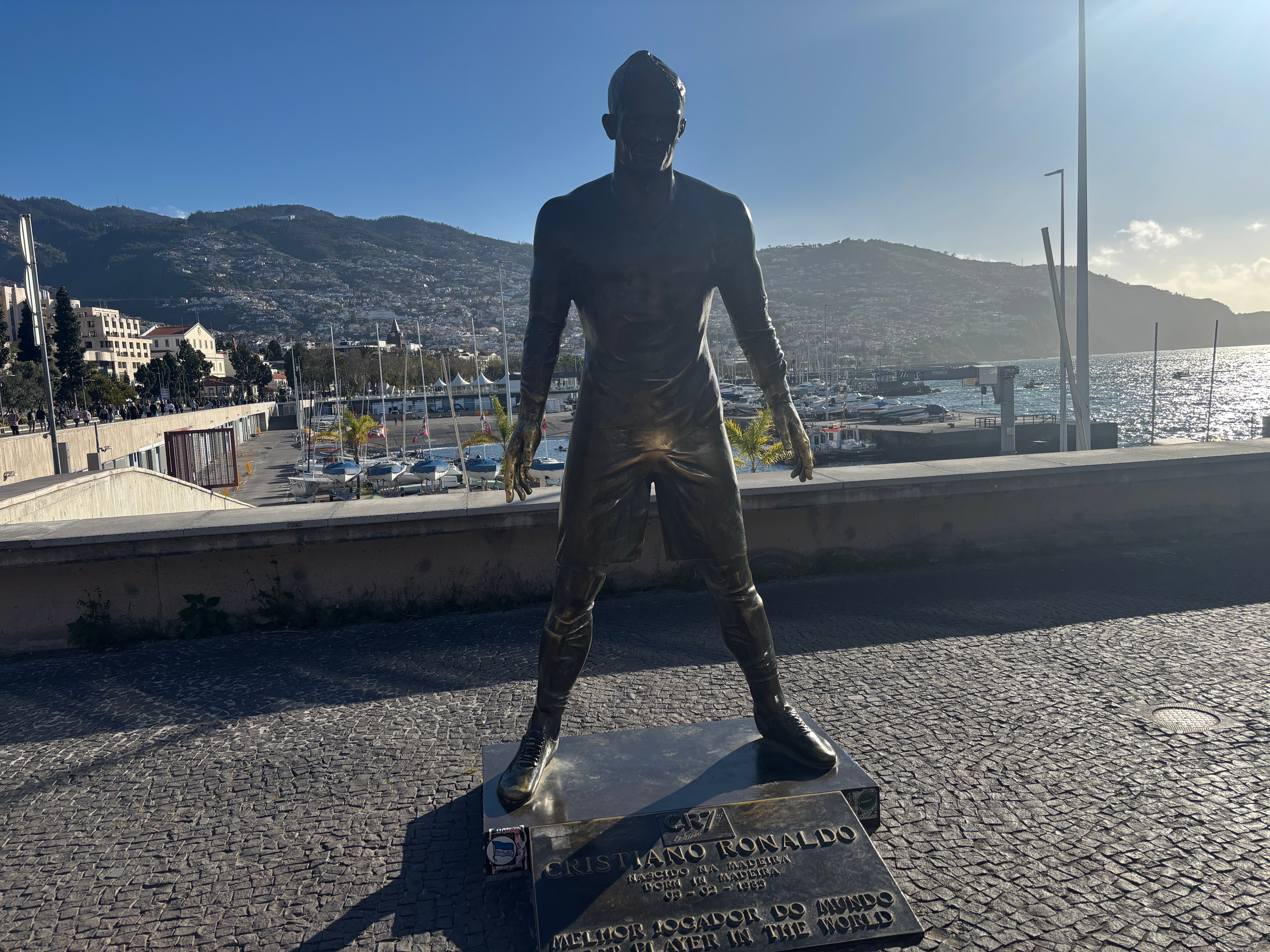 Kip Cristiana Ronalda v Funchalu - nekateri ga fotografirajo, drugi se ga dotikajo, predvsem na enem delu, ki je zaradi neprestanih dotikov že skoraj spoliran. 