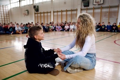 (FOTO) Koroška glasbenica Dunja Vrhovnik z novim projektom povezala več kot tisoč otrok