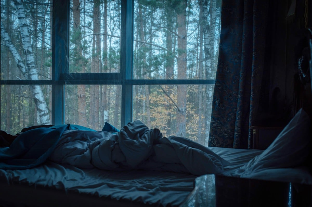 Osamljeno je biti nespečnež, ker je noč ustvarjena za spanje, ne za bedenje, in čeprav ljudje spijo vsak zase, so si v tem, da spijo, vendarle skupni. 