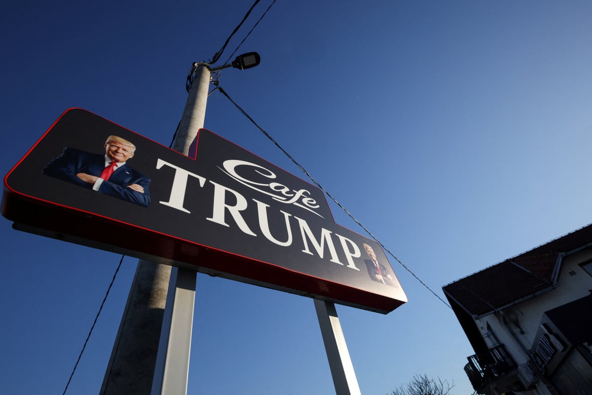 Lahko se vrnemo še bolj v preteklost. Ne v svet kraljev v dobesednem smislu, temveč v svet, kjer oblast ponovno deluje kot dvorna struktura. Kjer pravila niso odpravljena, temveč podrejena izjemam. 