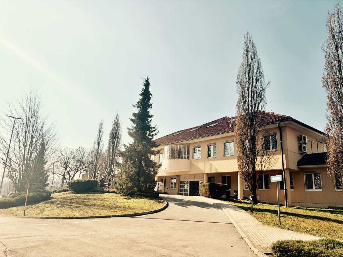 Enota za mame in dojenčke je odprtega tipa, izhodi so prosti, možni so obiski svojcev, nudijo pa tudi obravnavo cele družine, tako da lahko oče otroka in partner pacientke pride na skupni pogovor.