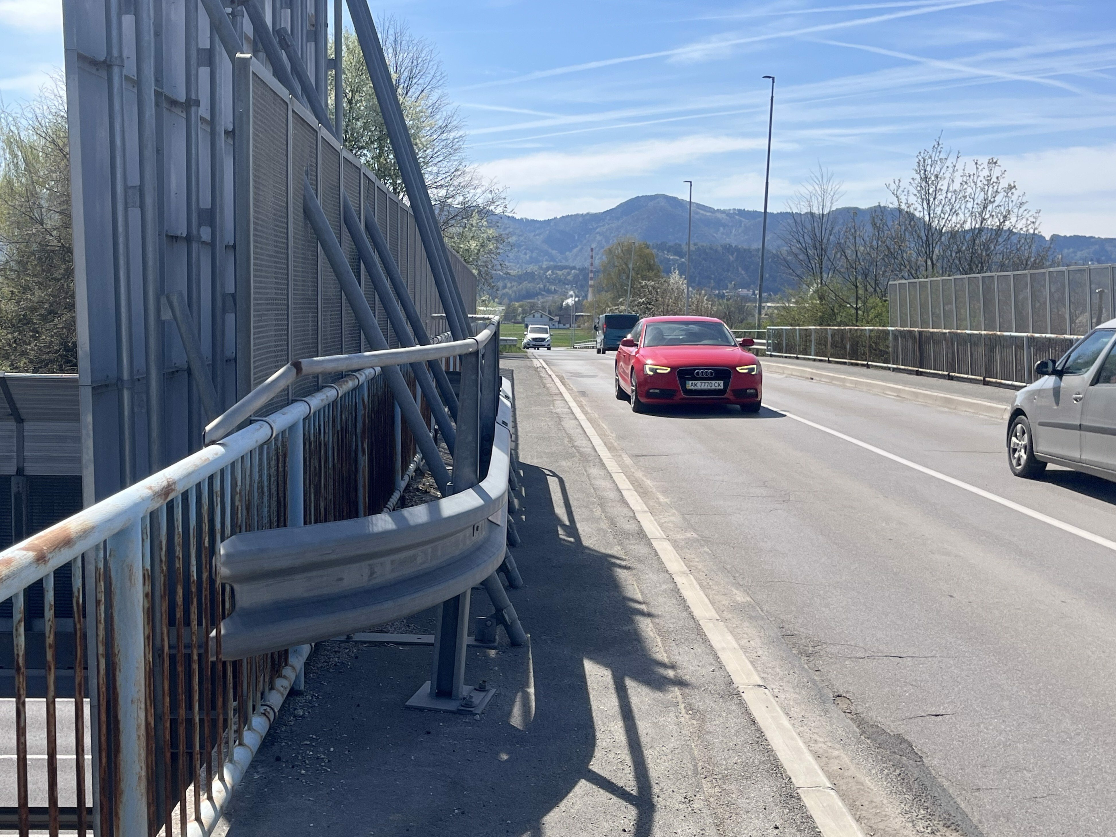 Nadvozna cesta ima pločnik dejansko zgolj pri nadvozu, s tem da polovico pločnika zasedajo avtocestne oznake. Hoja ob cesti ob gostem prometu ni prijetna, kaj šele varna. 