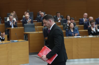 (KOMENTAR) Janševa vlada raste na podlagi politične prevare in prelomljenih obljub