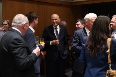 (ČRTICE IZPOD PECE) V še eni vojni z mediji lahko pričakujemo prav vse topove Janeza Janše