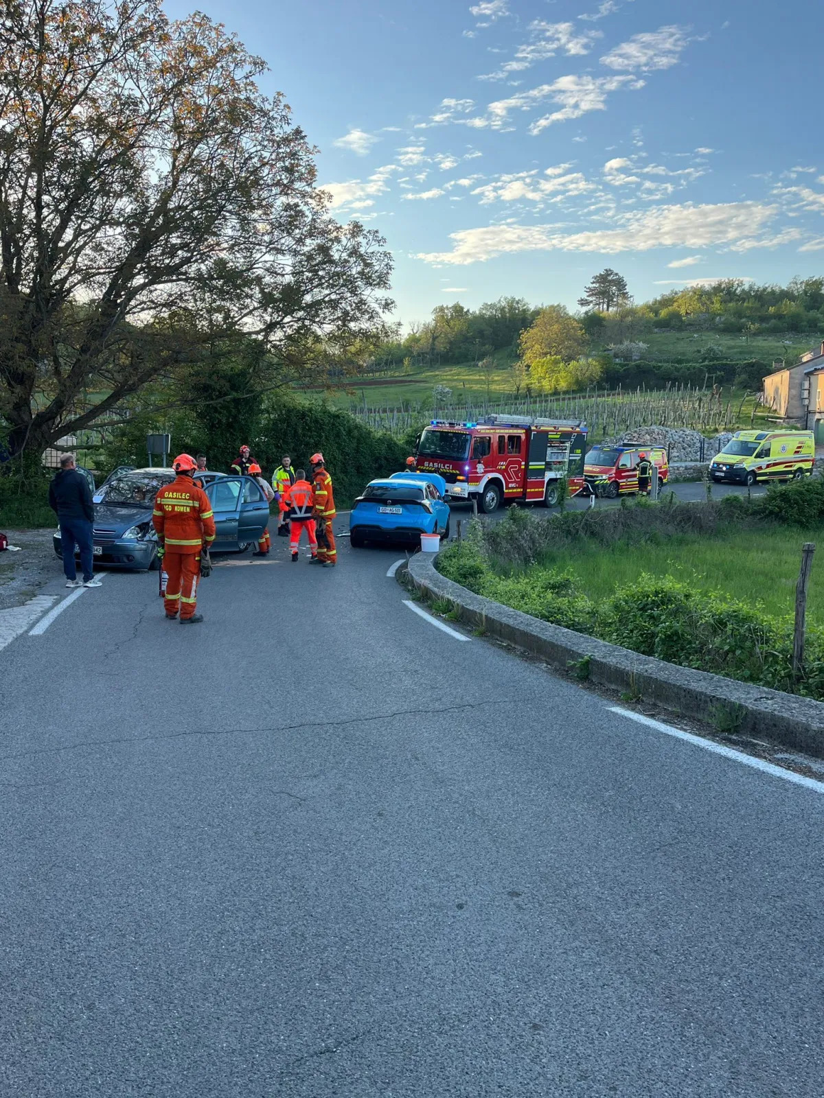 Čelno trčenje na Primorskem: Vozilo zapeljalo na nasprotni pas