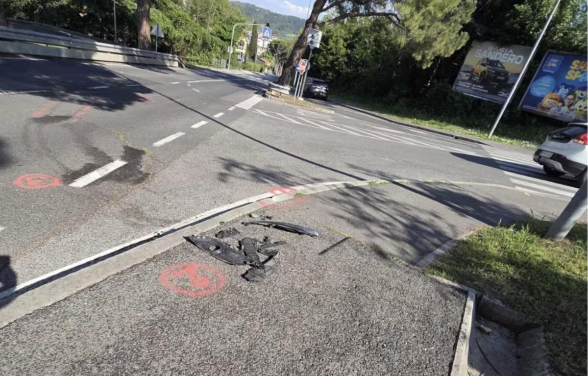 (FOTO) Kradel je, med begom povzročil nesrečo, nato pa ugotovil, da nima telefona, in se vrnil. Tako se je končalo ...