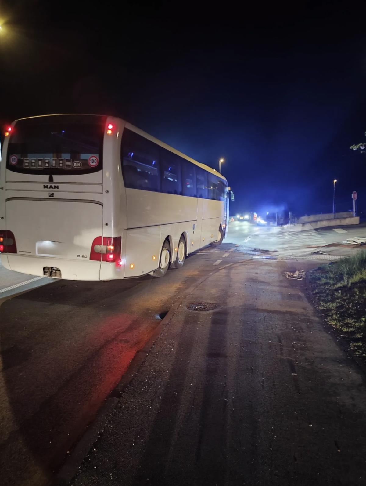 (FOTO) Sredi noči avtobus obračal in nasedel, tako je potekala intervencija ...