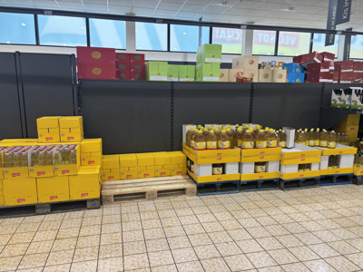 (FOTO) Prazne police v Hoferjevih trgovinah, preverili smo, kaj se dogaja. Odgovor podjetja: "Situacija se izboljšuje!"