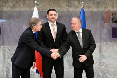 Enoten desni blok tlakuje pot novi Janševi vladi: "V SDS se zavedajo, da se koalicija vedno sestavlja za zaprtimi vrati"