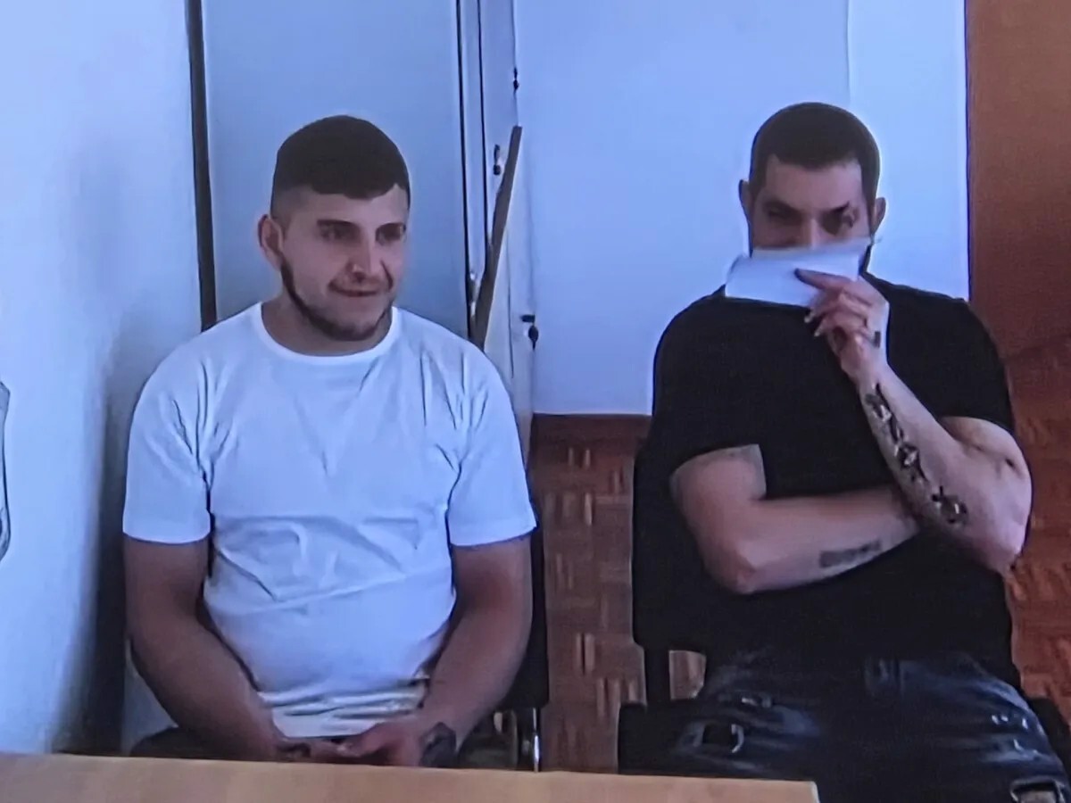 Sojenje: Šok in solze po razdejanju na pokopališčih