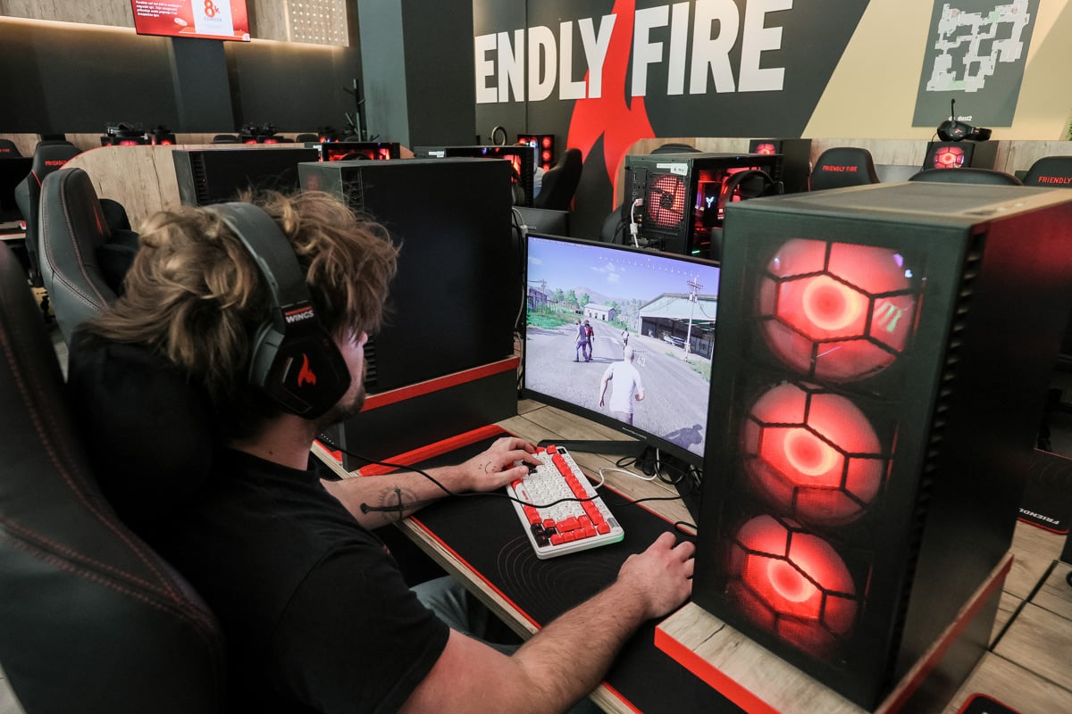 Gaming centri z najsodobnejšo opremo postajajo vse bolj priljubljen prostor druženja mladih. 