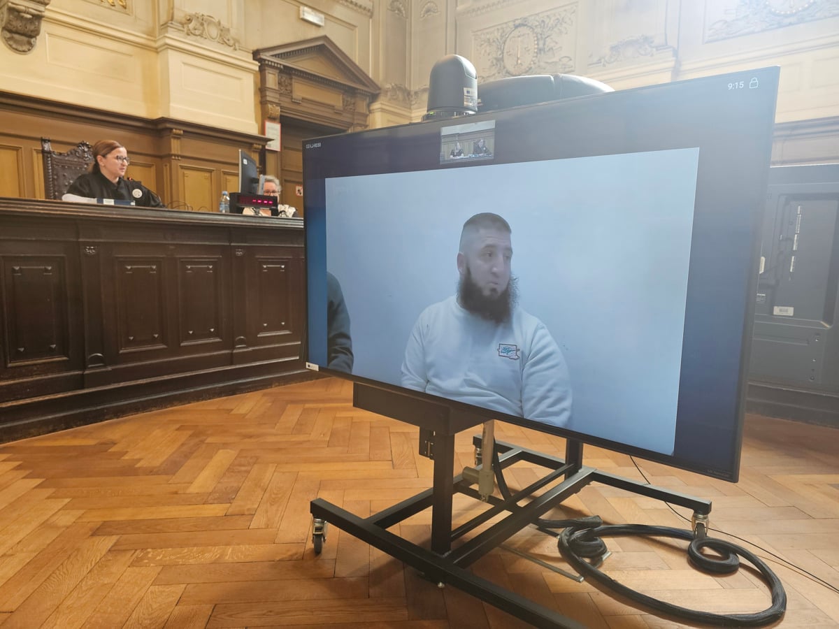 Mehmed Mahmutović se ni hotel zagovarjati na sodišču, ker Slovenija še nima predsednika vlade, to pa nanj zelo slabo psihično vpliva, je povedal na sodišču. 