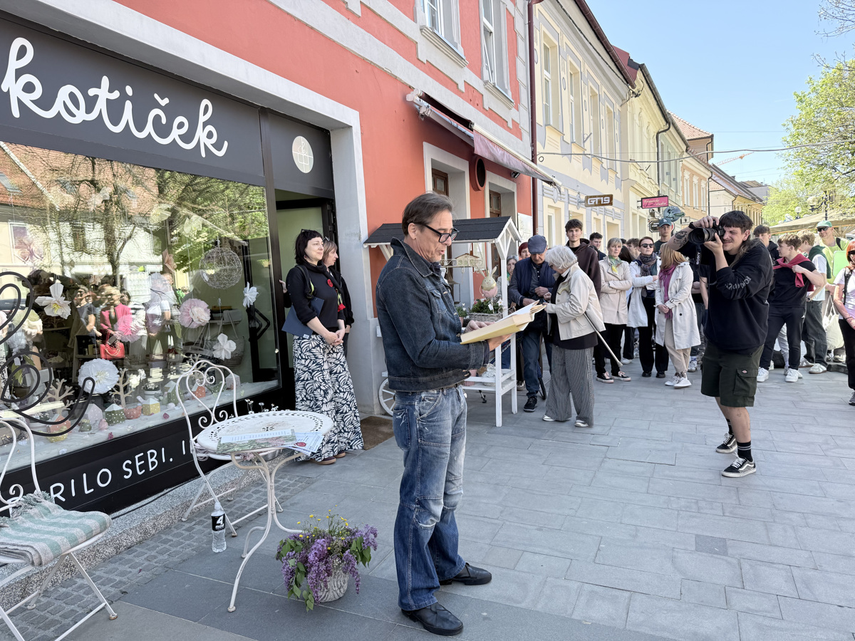 (FOTO) Poezija za mir: Štamulak v Slovenj Gradcu predstavil projekt "Pet do dvanajstih"