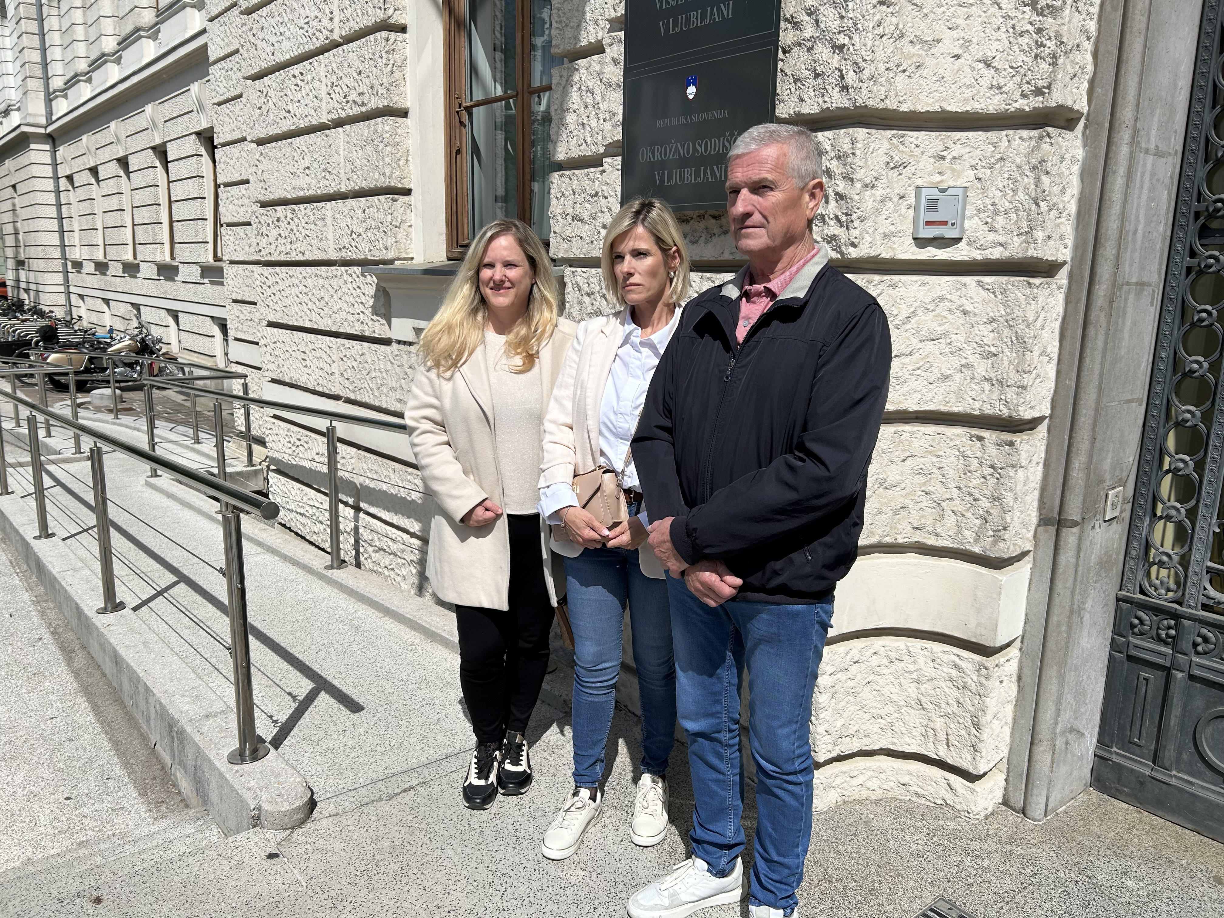 Ciril, Katarina in Petra Bilban tožijo UKC Ljubljana zaradi smrti njihove žene in mame Mire Bilban, ker ji po njihovem mnenju v UKC Ljubljana niso pravočasno pomagali. 