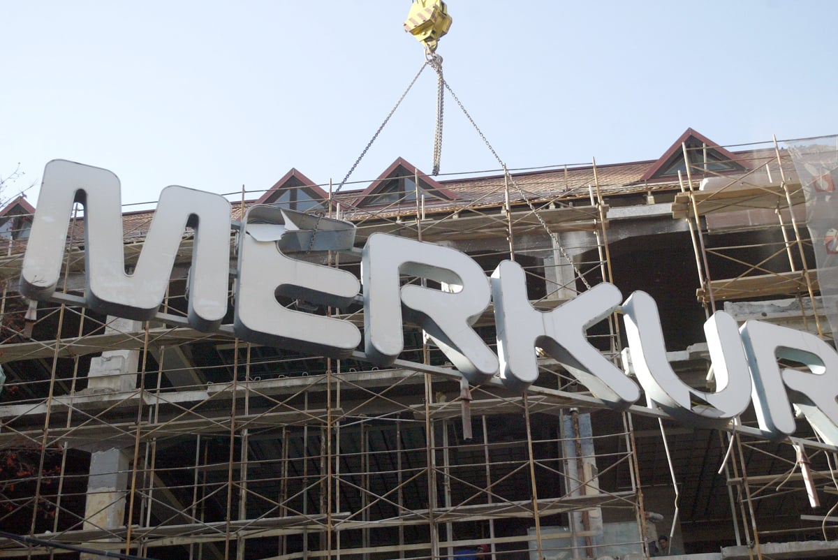 Napis Merkur je veljal za vrhunec stroke ne le v Mariboru, temveč širše v Jugoslaviji. Leta 2003 je bil odstranjen in uničen. 