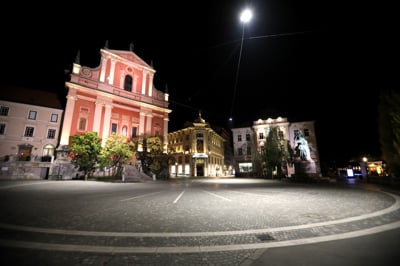 Na Prešernovem trgu oropal turistko, ko so ga gledali policisti