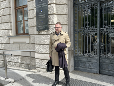 Žalčan naj bi bil od duhovnika izmamil 400 tisočakov, a na sodišču to zanika