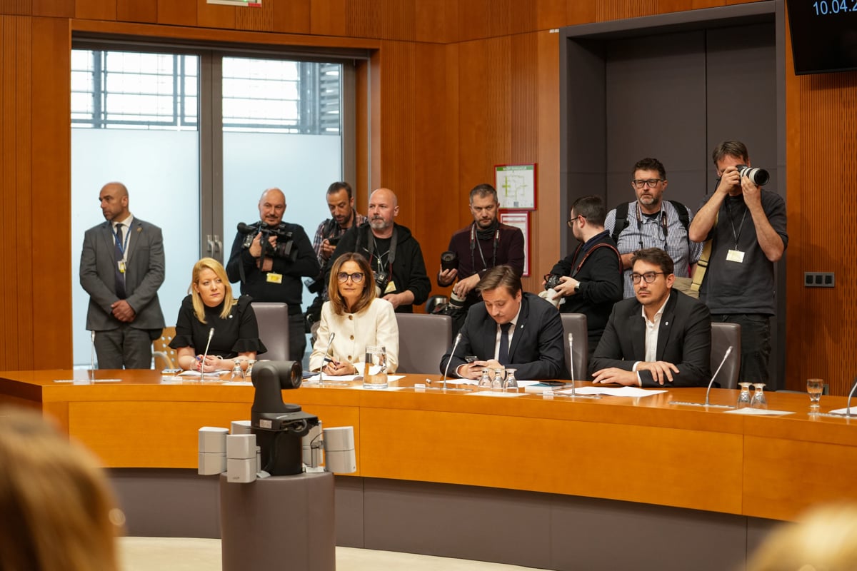 Med najemniki sta tudi nova podpredsednica državnega zbora Nataša Avšič Bogovič in novi poslanec Svobode Matej Grah (prvi na desni). Svoboda po številu najemnikov službenih stanovanj vodi. 

 

