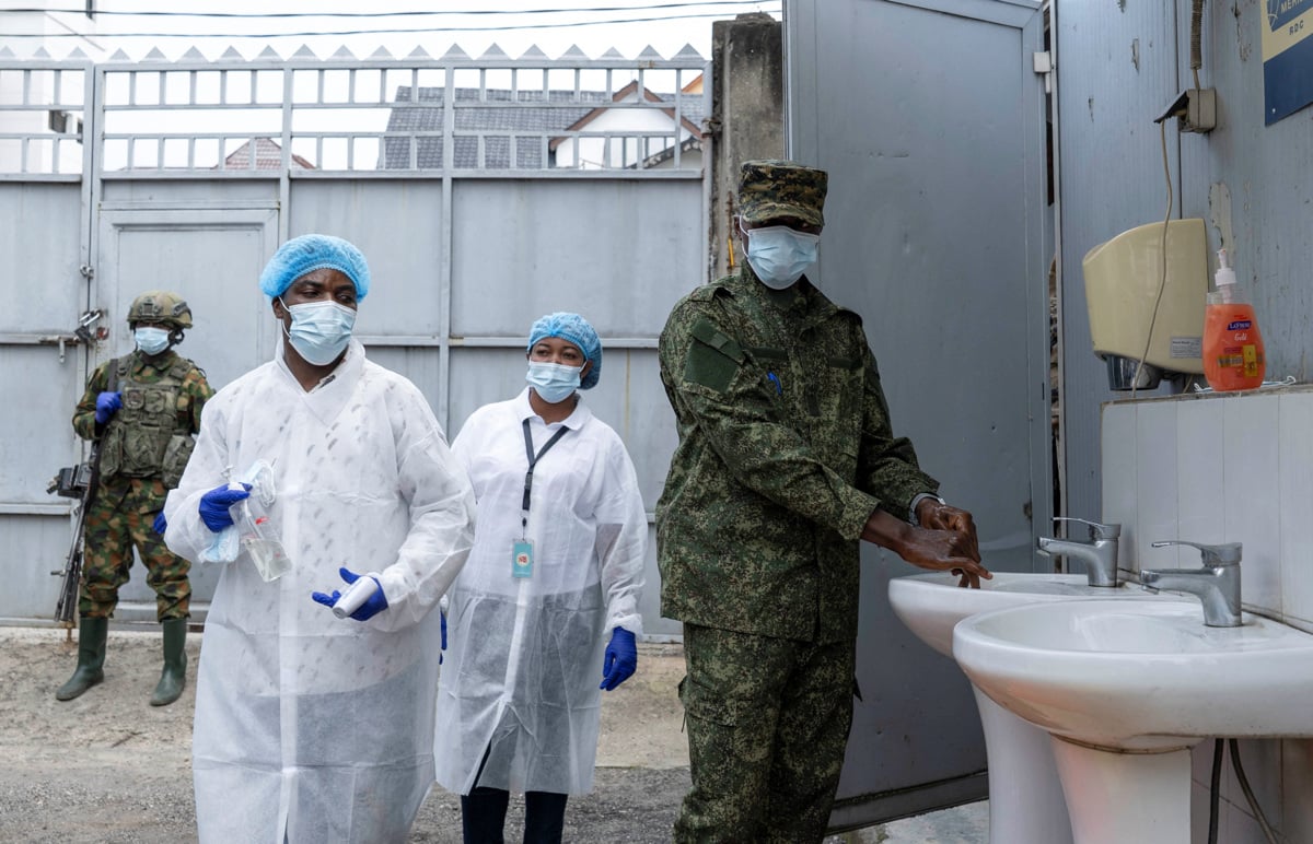 Pripadniki uporniške skupine M23 pred vhodom v nacionalni center za medicinske raziskave v Kongu. Politična nestabilnost slabša razmere. 