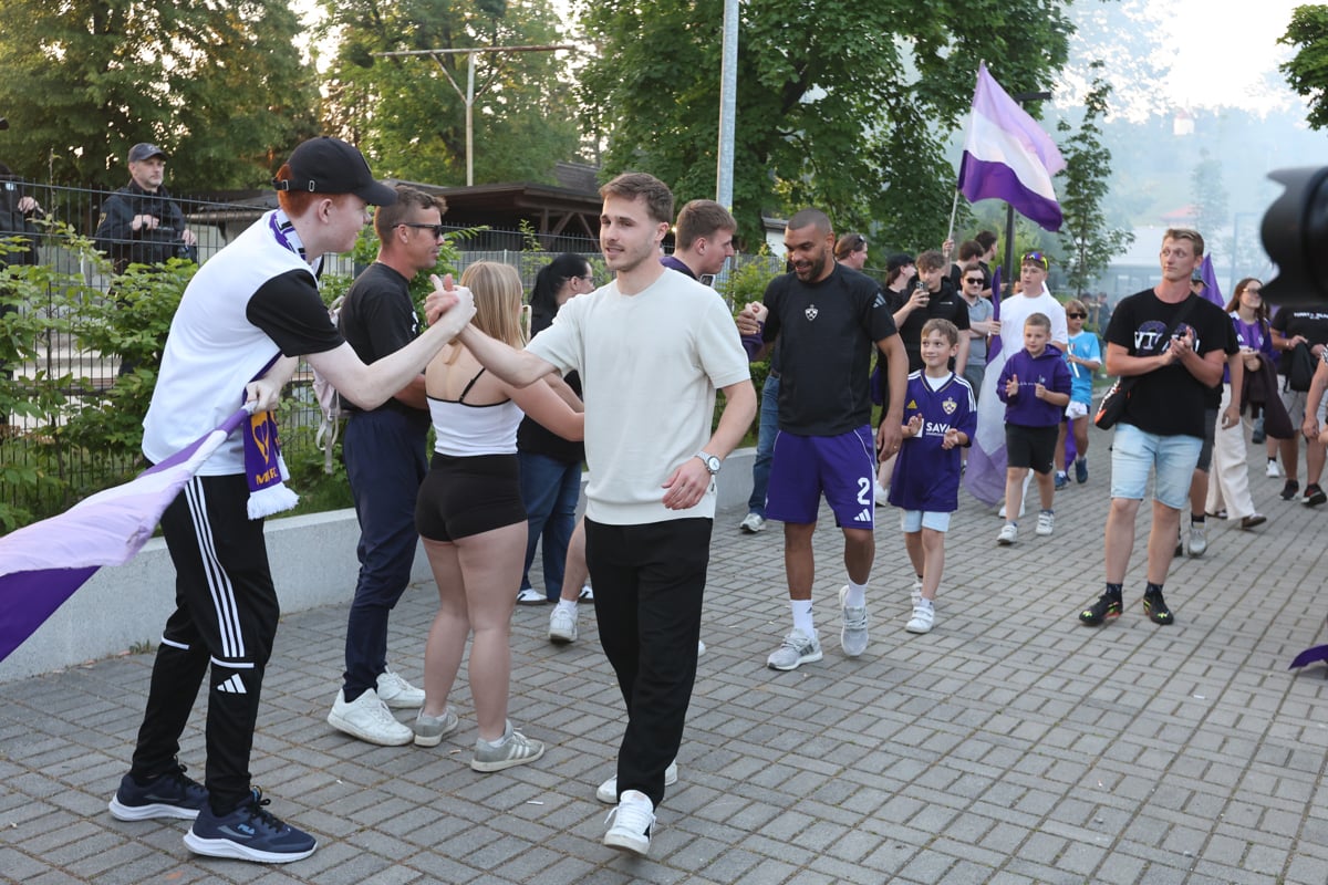 (FOTO) Mural, bakle, objemi ... Kako so se navijači Maribora poslovili od Hilala Soudanija in Jana Repasa