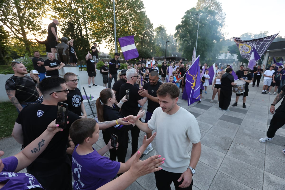 (FOTO) Mural, bakle, objemi ... Kako so se navijači Maribora poslovili od Hilala Soudanija in Jana Repasa