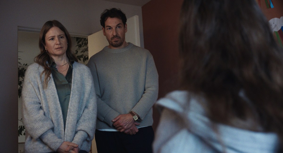 Julia Jentsch in Felix Kramer kot starša v filmu Kaj Marielle ve 