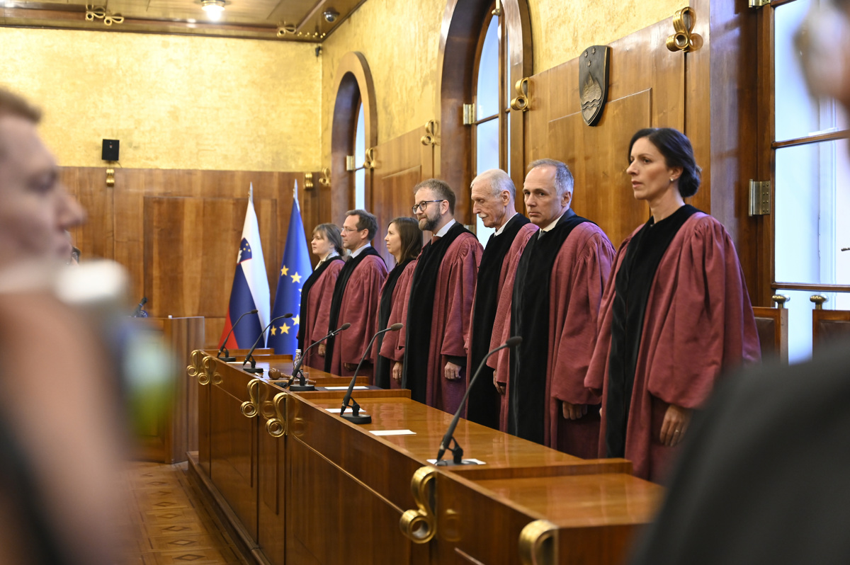 Ustavni sodniki kljubujejo pritiskom: Tudi pod novo vlado bodo zadnji branik pred zlorabo oblasti
