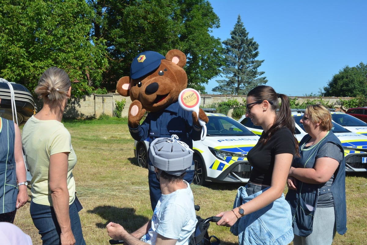 (FOTO) Grajski dan s policisti v Dornavi znova približal poklice javne varnosti ljudem