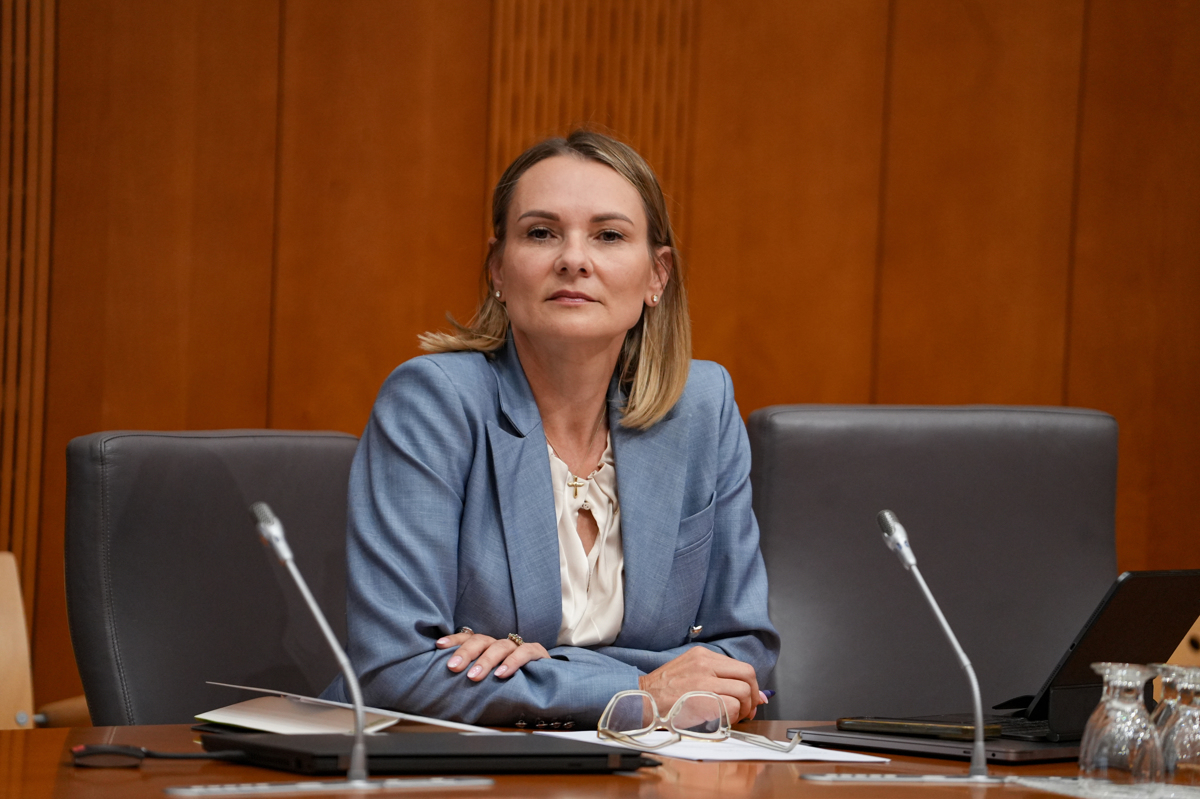 Ministrica za okolje Polona Rifelj: Racionalni postopki in vključevanje NVO. Presenečenje na zaslišanju ...