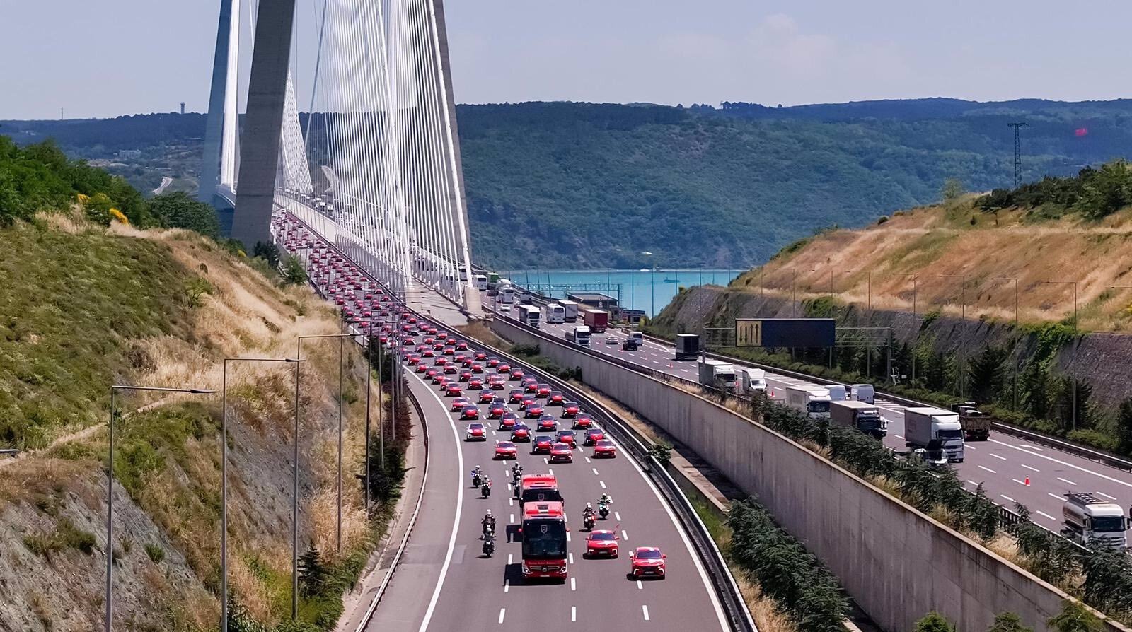 (FOTO in VIDEO) Turki že evforični: Takšnega konvoja navijačev, ki je nogometaše pospremil na SP, svet še ni videl