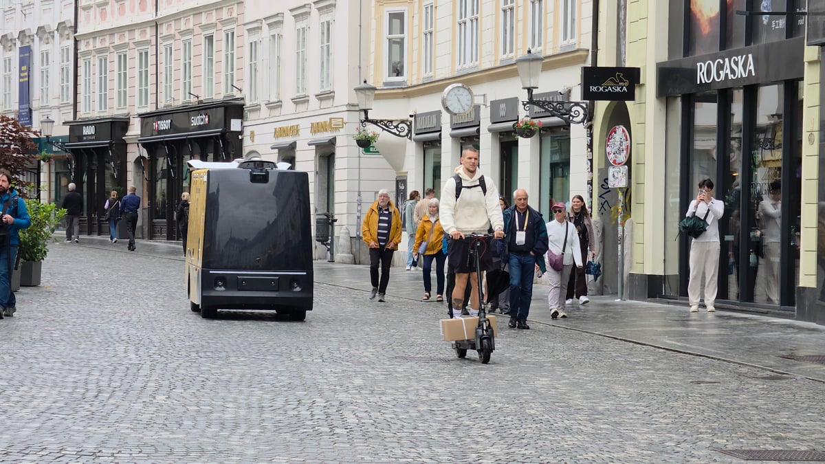 (FOTO in VIDEO) Pošta Slovenije modernizira urbano dostavo: Robot poštarjev ne bo nadomestil, saj jih primanjkuje