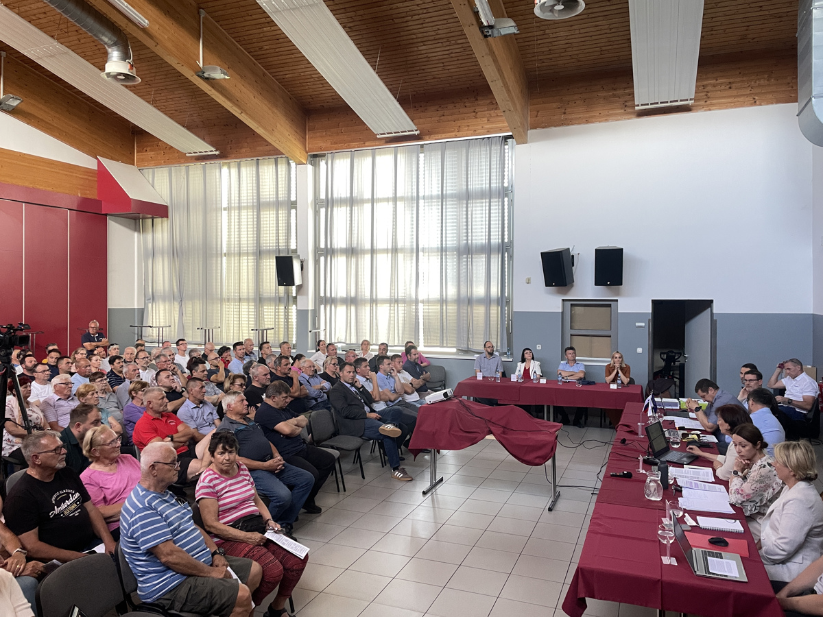 (FOTO) Polna dvorana, veliko vprašanj in še več dvomov ob predstavitvi ptujske obvoznice