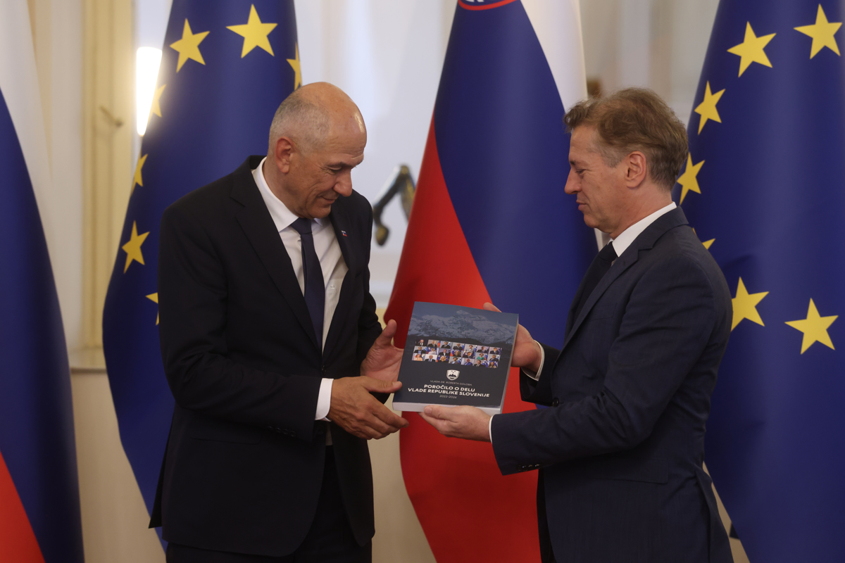 Premier Janša prevzel posle od predhodnika Goloba in se mu zahvalil za tisto, kar je prejšnja vlada naredila dobrega