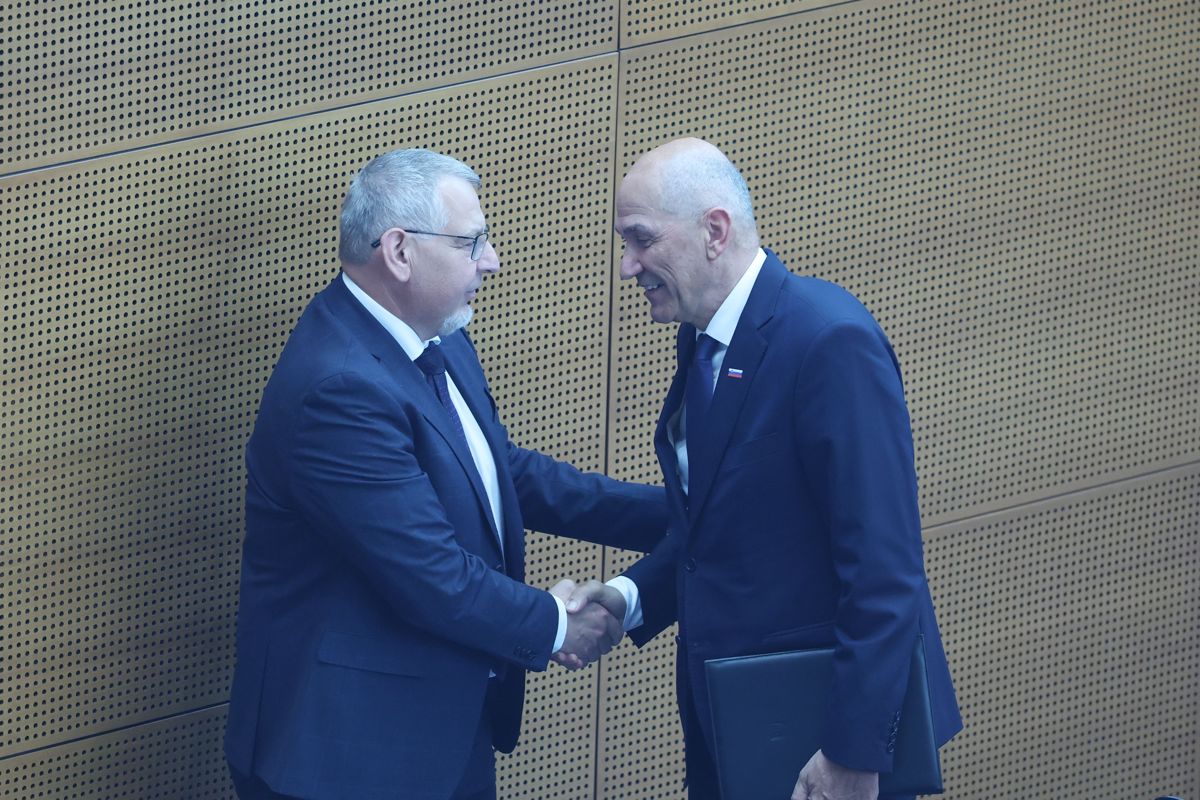 Pričakovali 50, za Janševo vlado glasovalo 49 poslancev. Tako so zaplet pojasnili v SLS ...