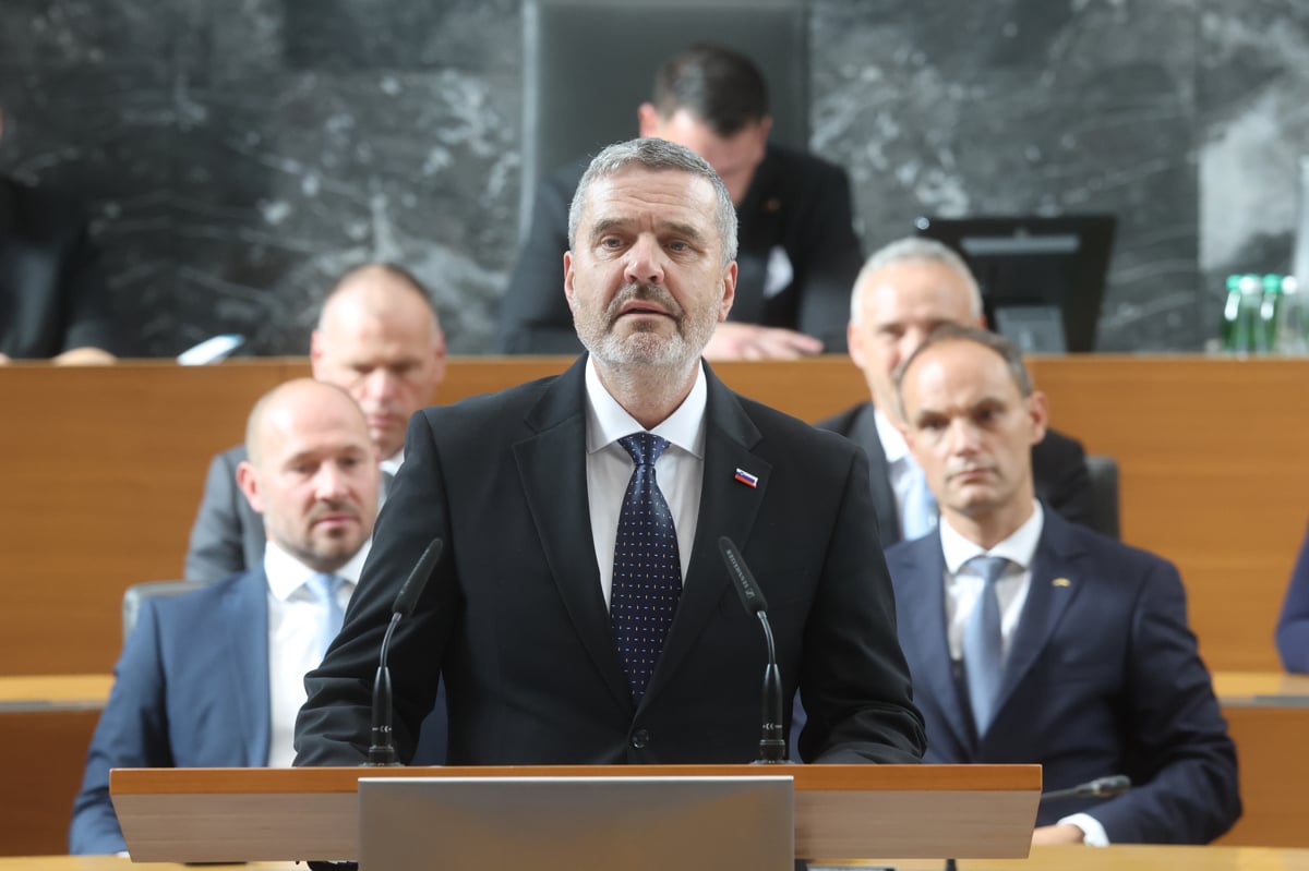 (POGLED) Kolumna Vesne V. Godina: Primer Izreala ali demonstracijo premoči Janše in desnice nad Golobom in levico