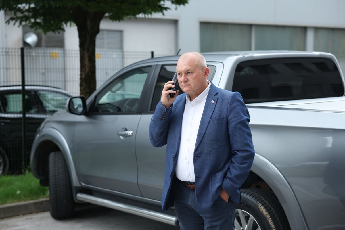(VIDEO) Kangler se je po štirih letih vrnil v vijoličasto pisarno, v njej pa je nekaj, kar vas lahko zelo drago stane