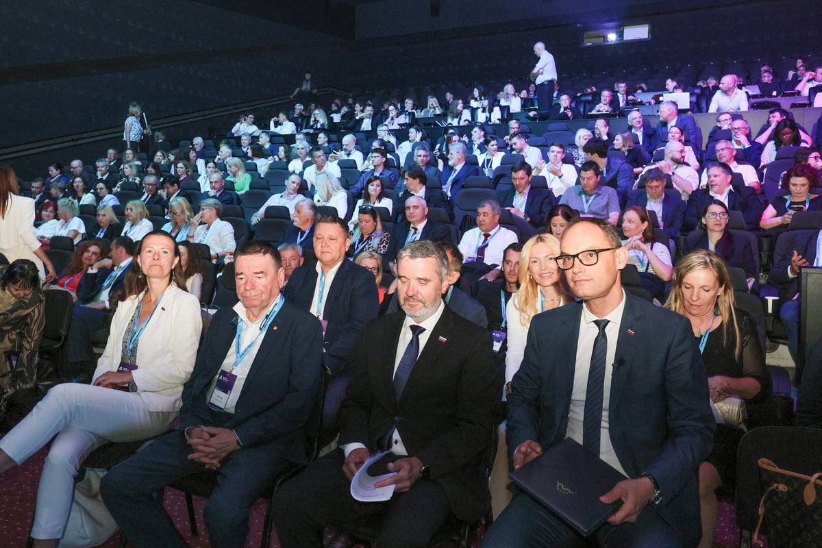 Podžupan MOM Srečko Viler, minister za zunanje in evropske zadeve Tone Kajzer in minister za gospodarstvo, delo in šport Anže Logar, na Globalnem forumu v Mariboru. 