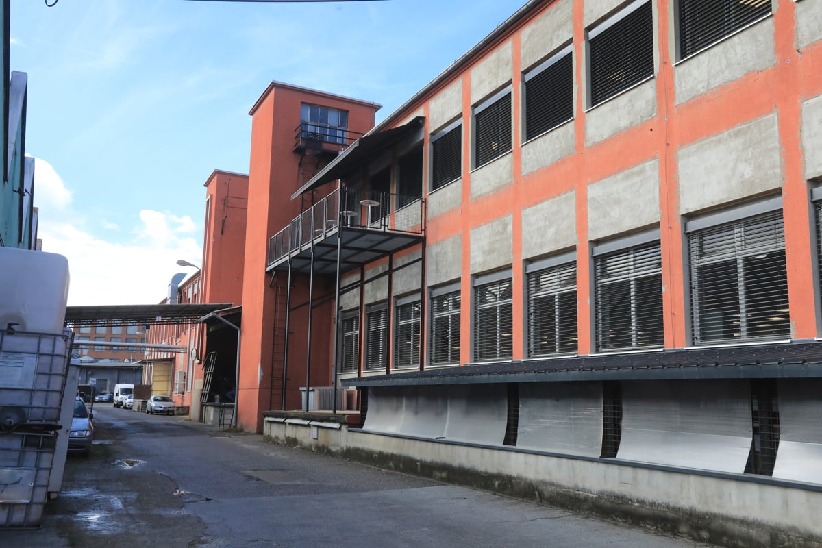 Podjetje Z-Line Automotive je za avtomobilsko industrijo šivalo v tovarni v Melju v Mariboru, za njim še podjetji Cutting Edge in Remik. 