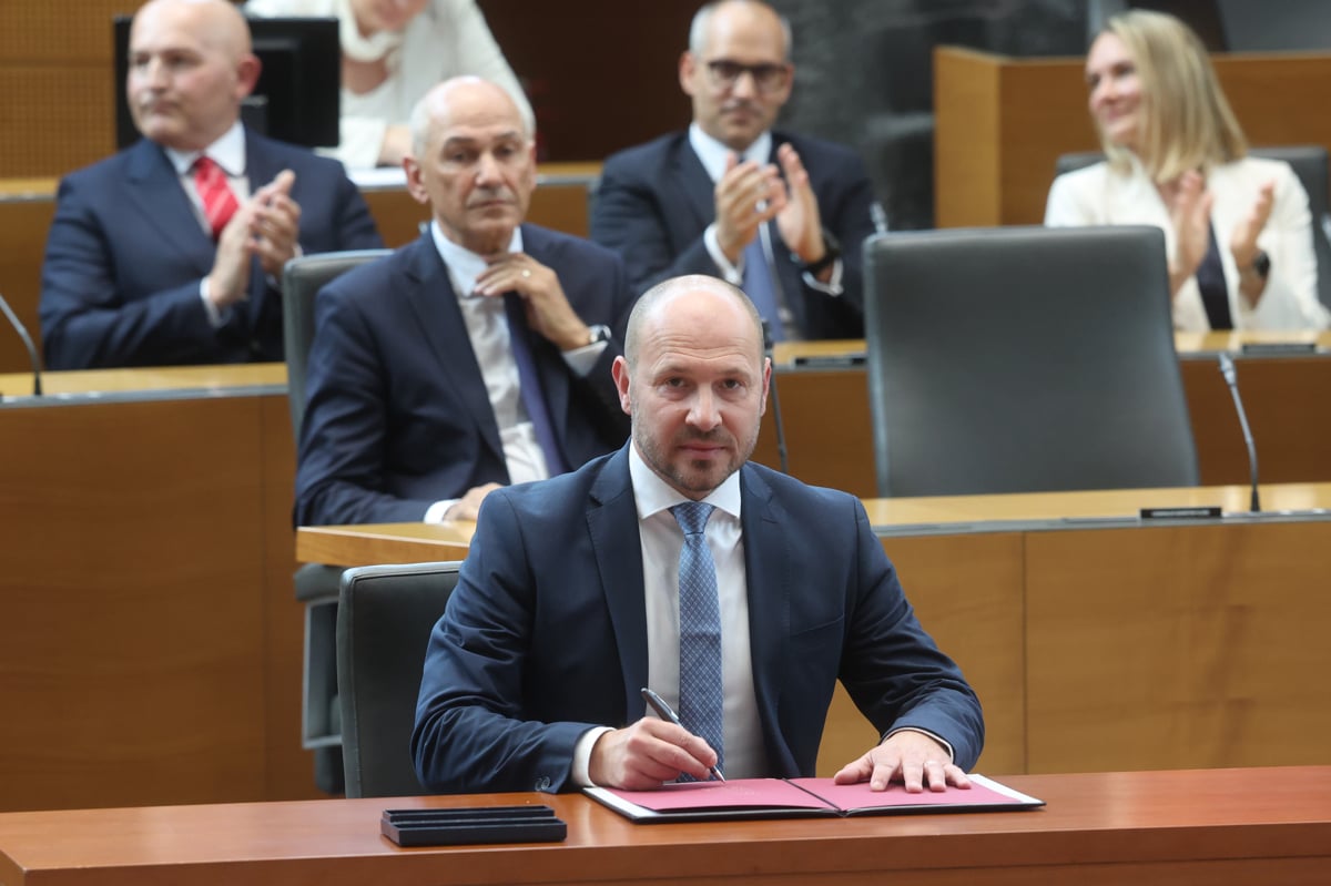 Za Jerneja Vrtovca je politika kot neizprosna tekma v boksarskem ringu.

 

