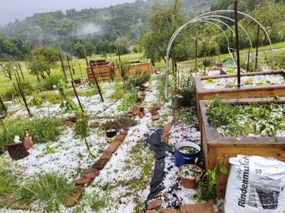 (FOTO) Močan naliv in gosta toča zalila in pobelila dvorišča: "Naenkrat se je čisto stemnilo"