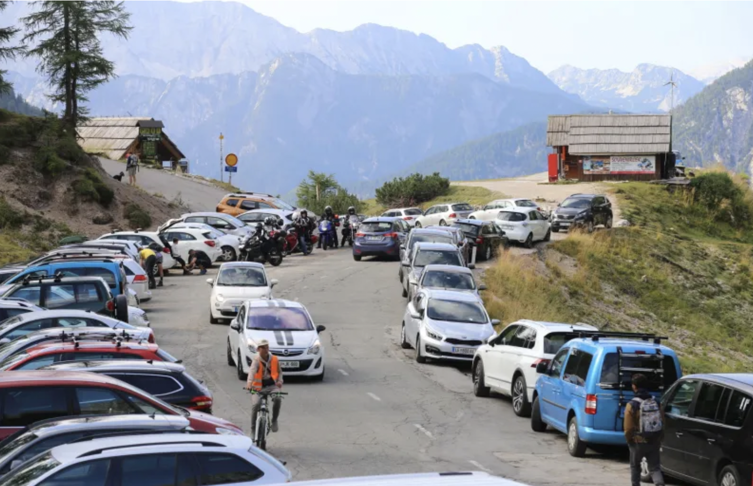 V preteklosti je bilo na Vršiču kaotično zaradi množice obiskovalcev in neurejenih parkirišč, zdaj pa parkirišč sploh ni.